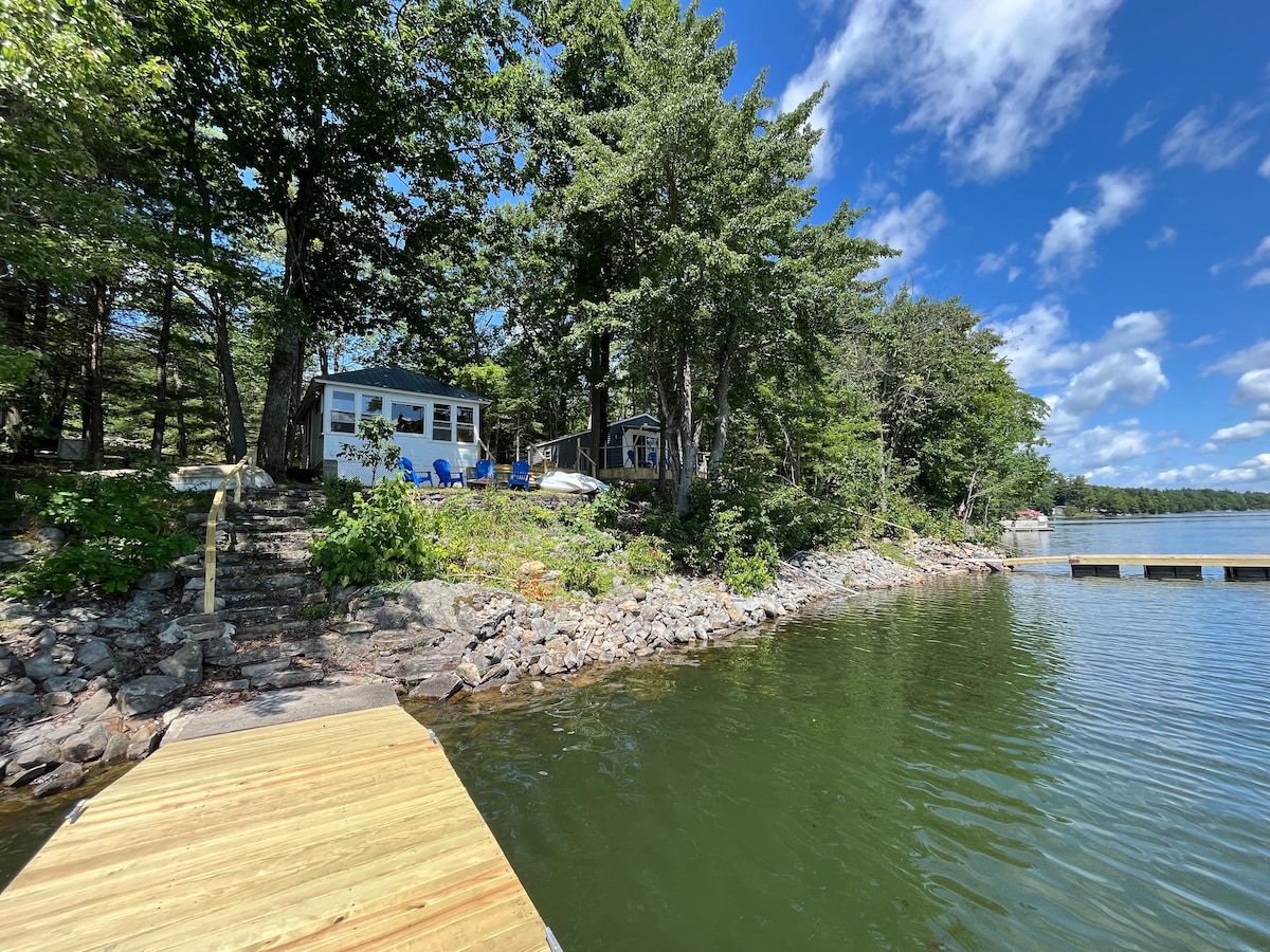 2 Lakeside Cottages/2 docks/One Big Party