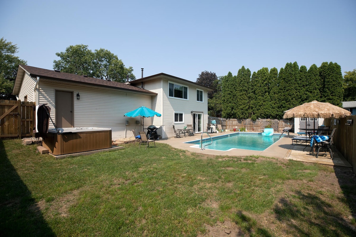 Home in suburban neighborhood with Pool\HotTub