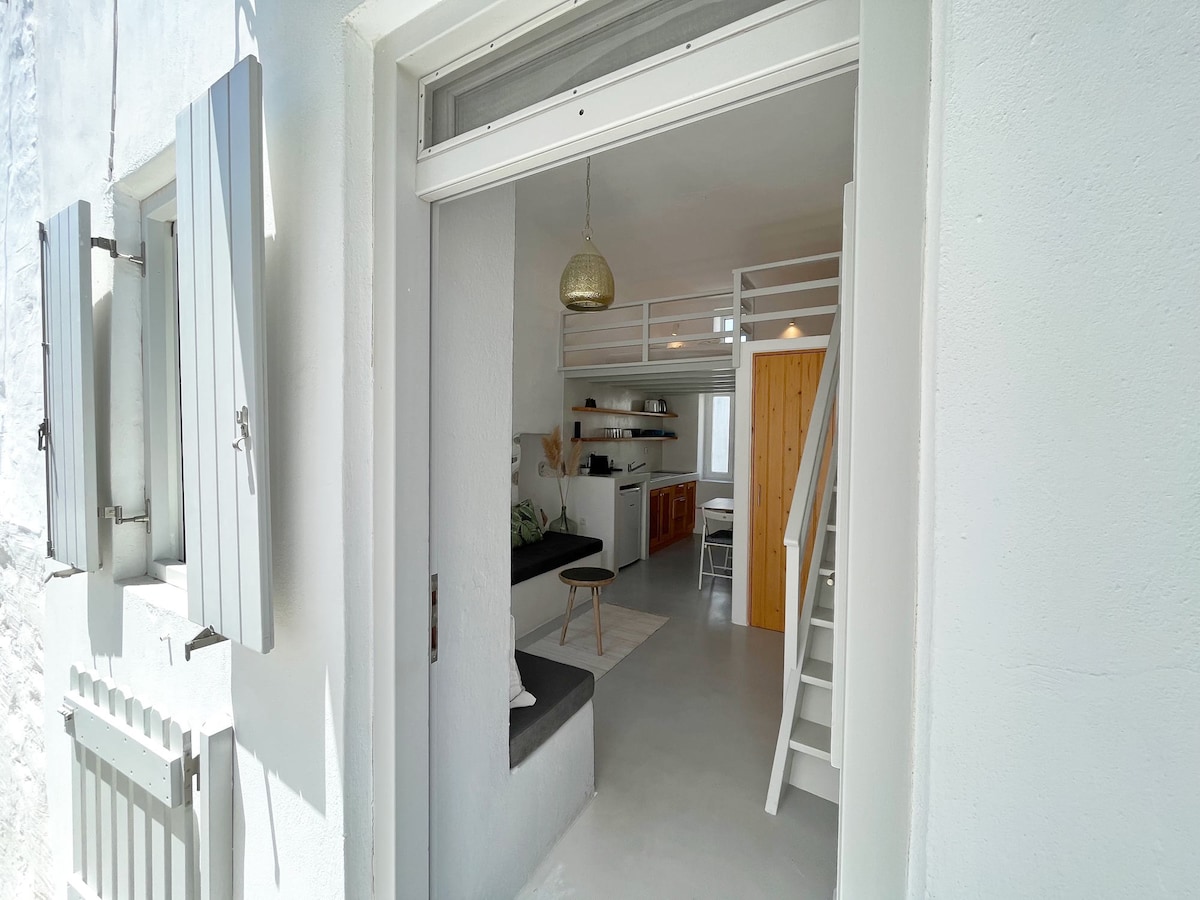 Cycladic Modern Apartment in the Heart of Parikia