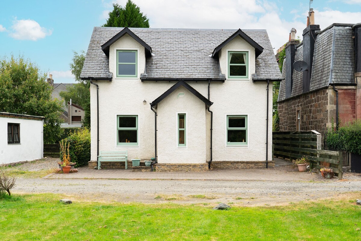 Earnside Cottage, with charming riverside views