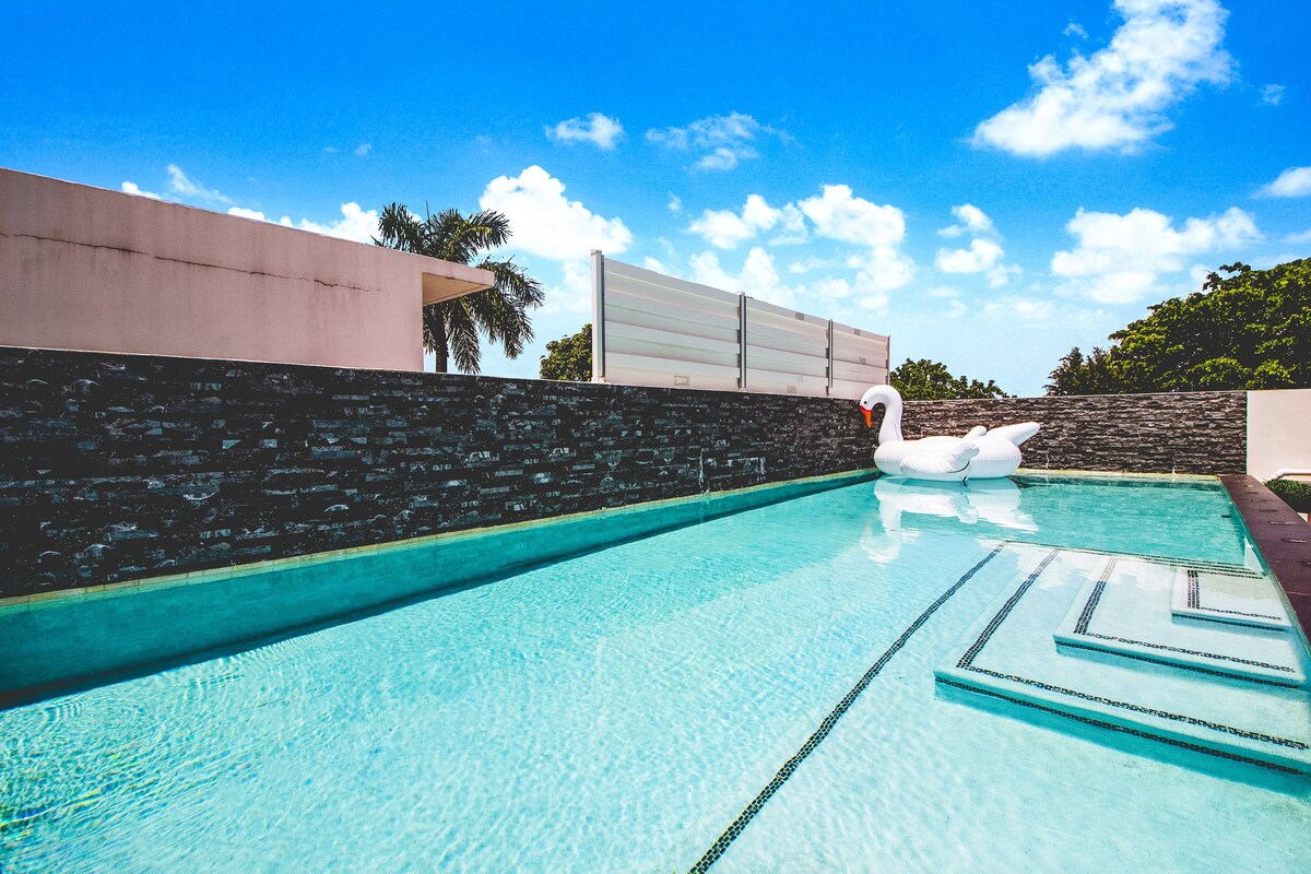 Villa in Brickell—4BR w/ Rooftop Pool and More