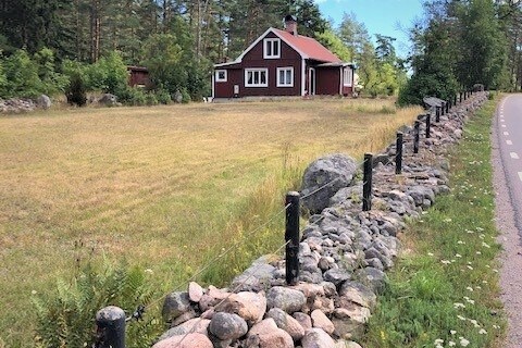 湖边舒适的小屋