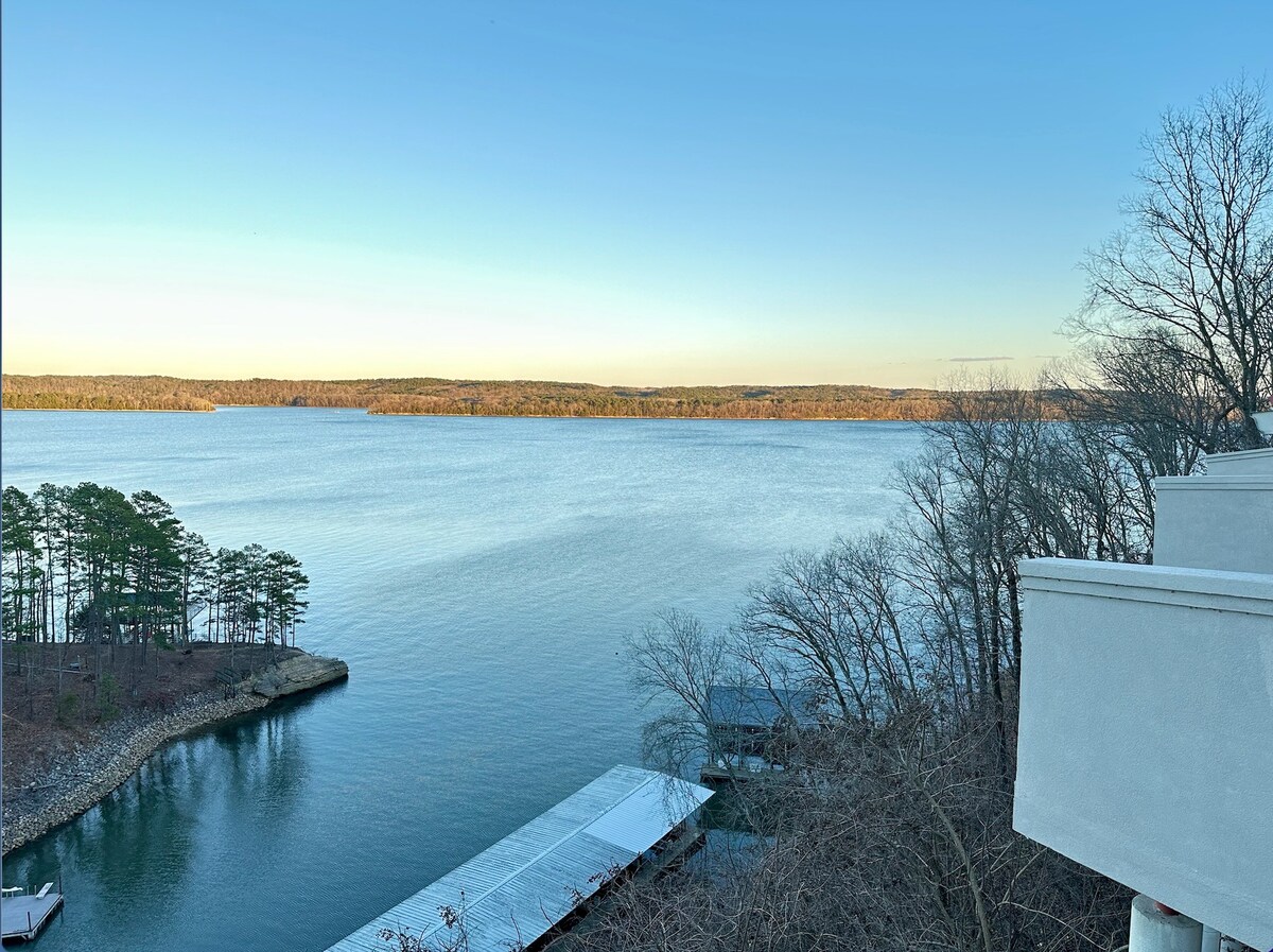 Waterfront luxury w/views pool  & boatslip