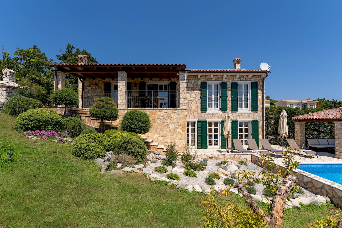 Cheerful sea view villa Franka in a quiet location