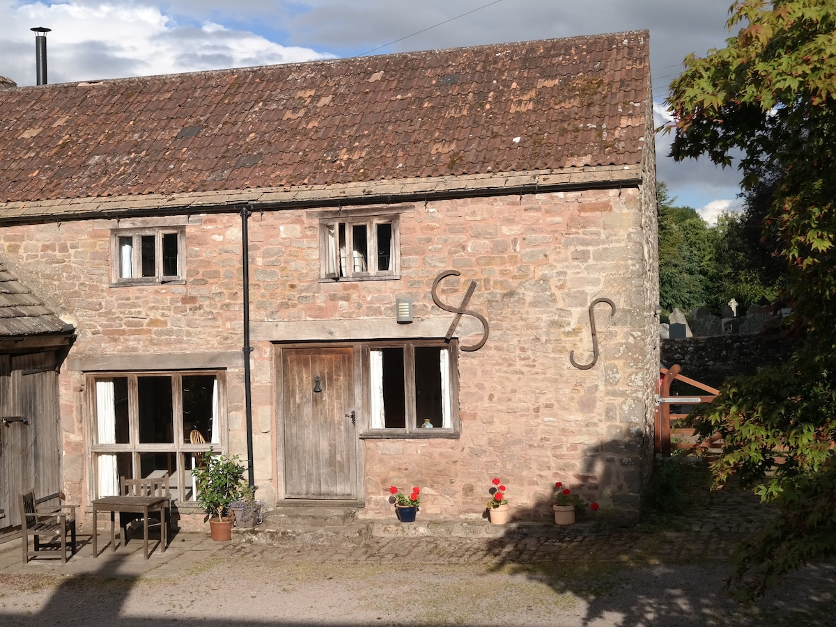 Converted stables and hayloft in former farmyard