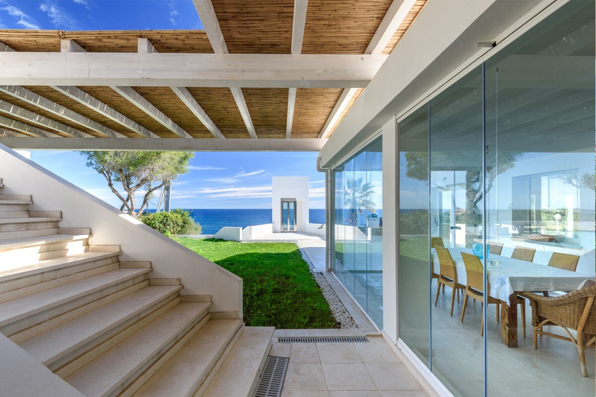 Design seafront villa with pool and beach access