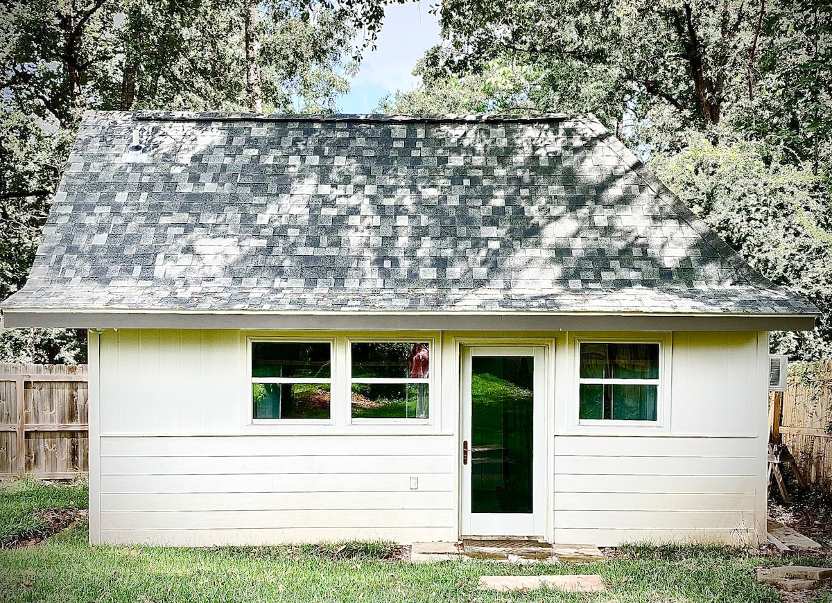 NEW! Bright Tiny Home in Midtown- 1 mile to USM!