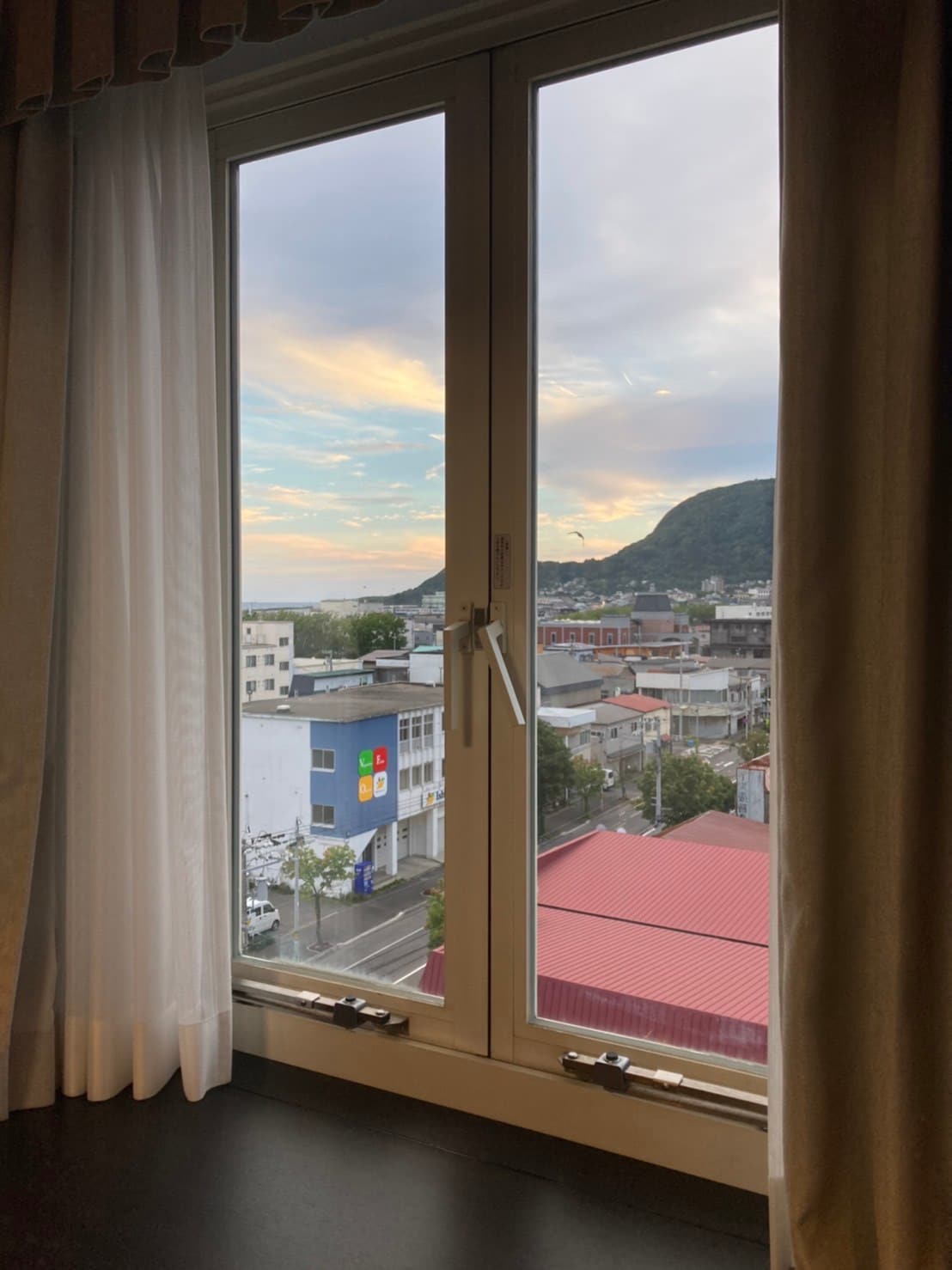 函馆山（ Mt. Hakodate ） ，豪华套房，可从大窗户欣赏日落美景