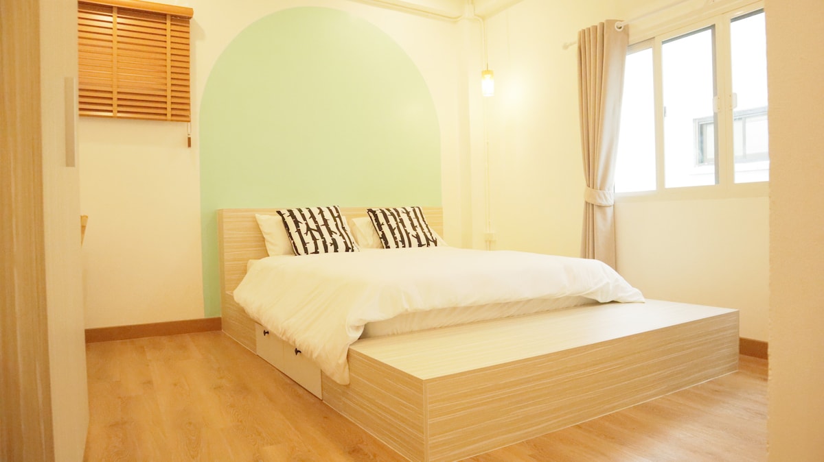 Private cosy room near BTS Sai Yud