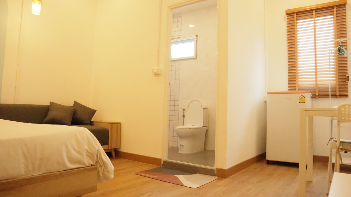 Convenient to Sky train station BTS with cozy room
