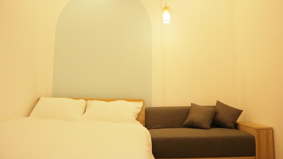 Convenient to Sky train station BTS with cozy room