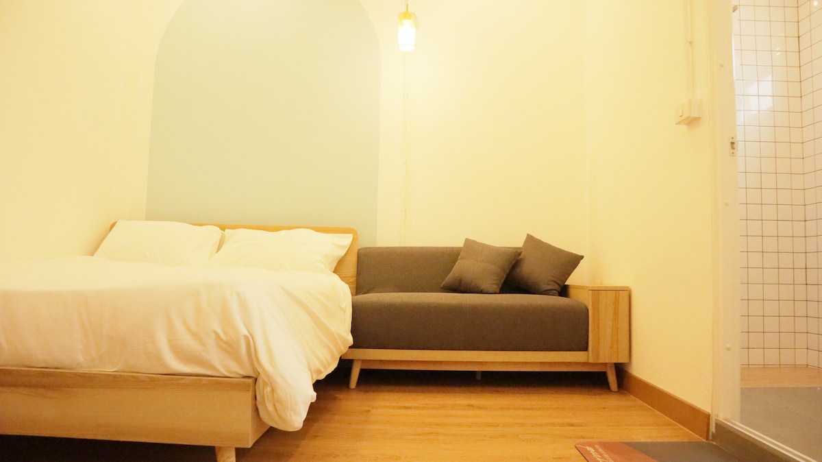 Convenient to Sky train station BTS with cozy room