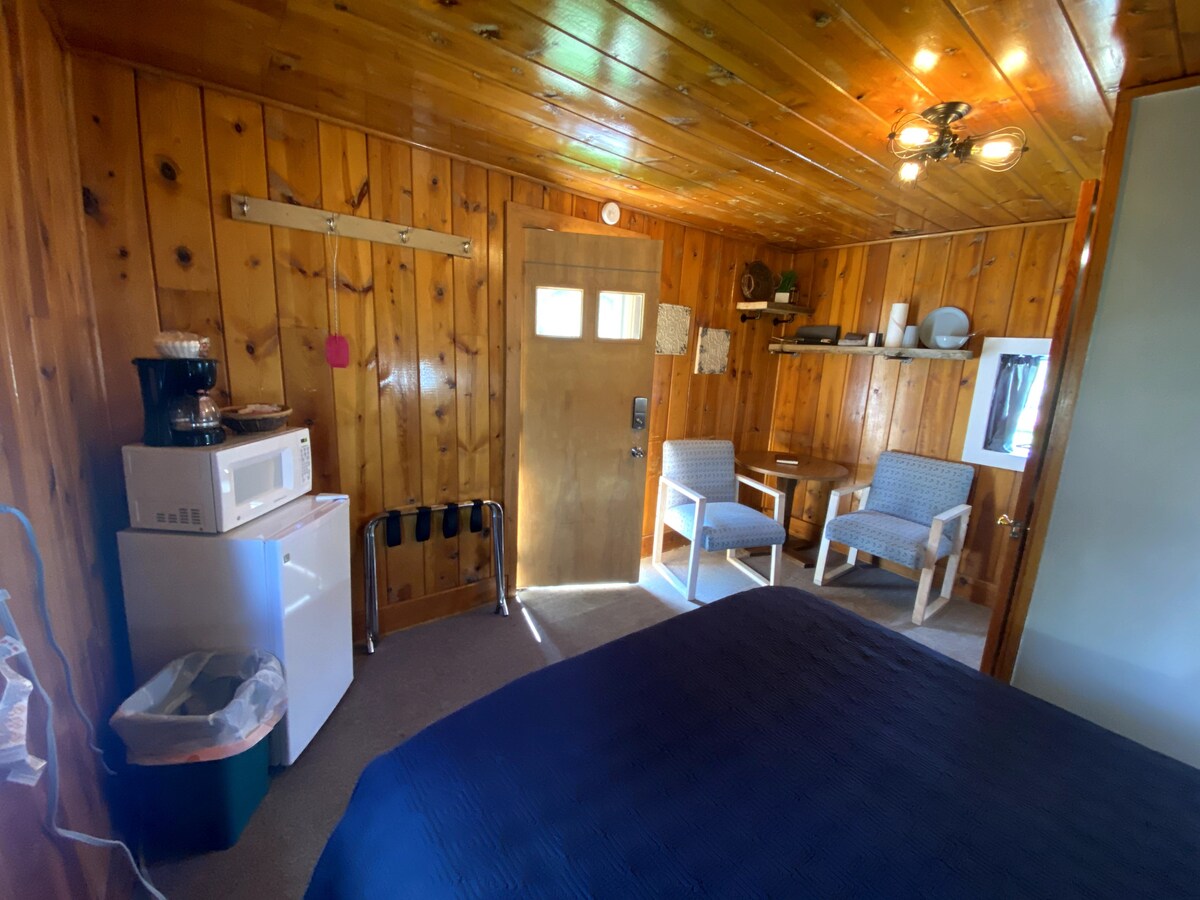 Horse Creek Resort - Tiny Cabin 8