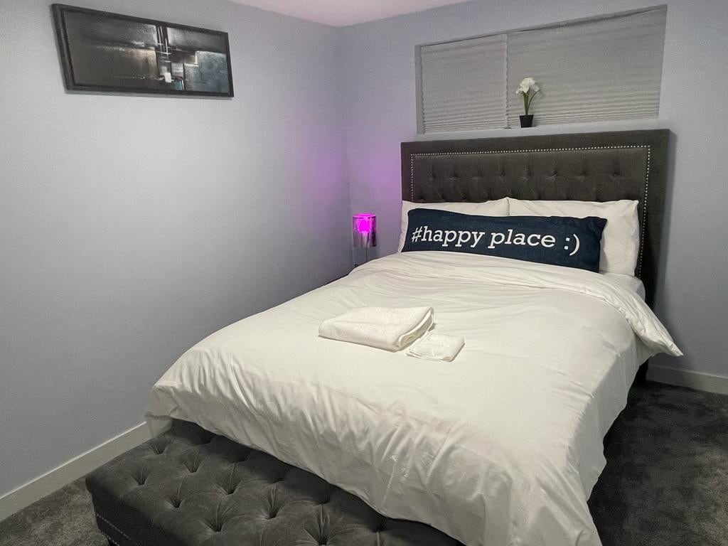 Modern, Cozy/ Private Suite -Netflix+ free parking