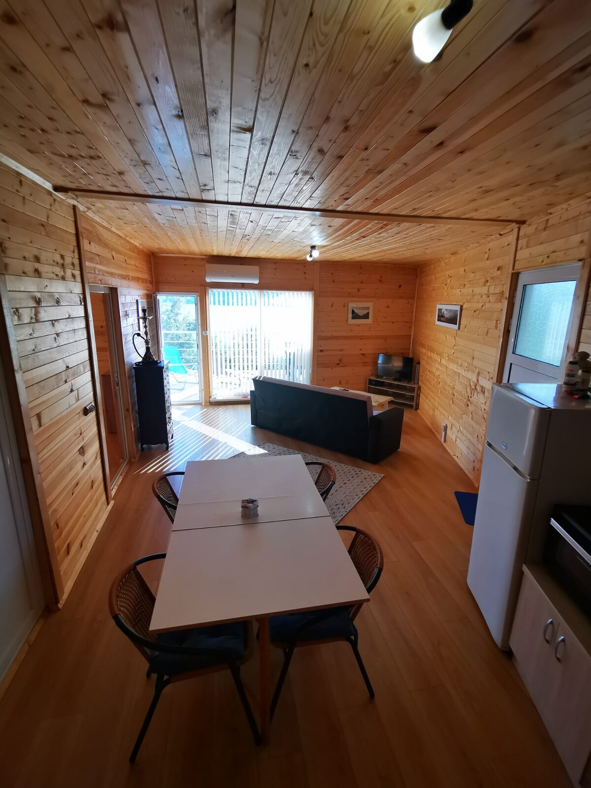 独立舒适的2卧室小屋，可欣赏湖景！