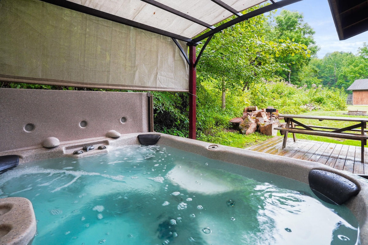 Hocking Hills Renovated 1850's Log Cabin w Hot Tub