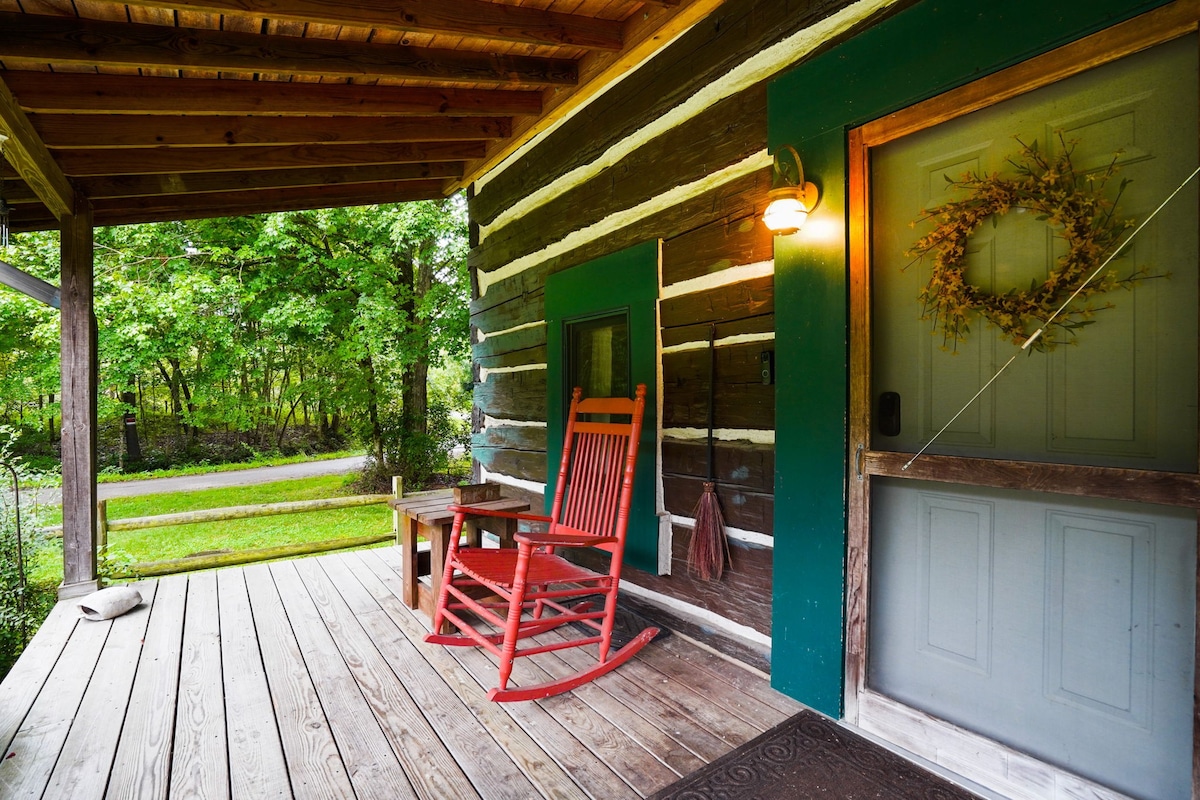 Hocking Hills Renovated 1850's Log Cabin w Hot Tub