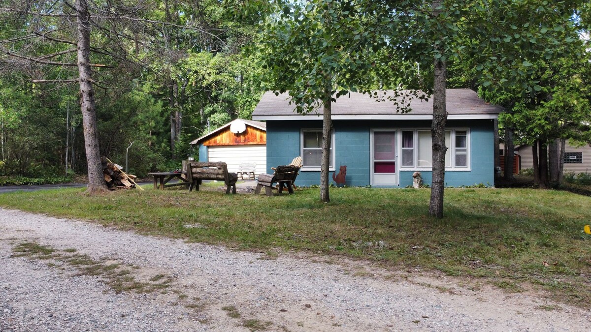 Cozy 2 Bedroom cottage on Lake Huron.