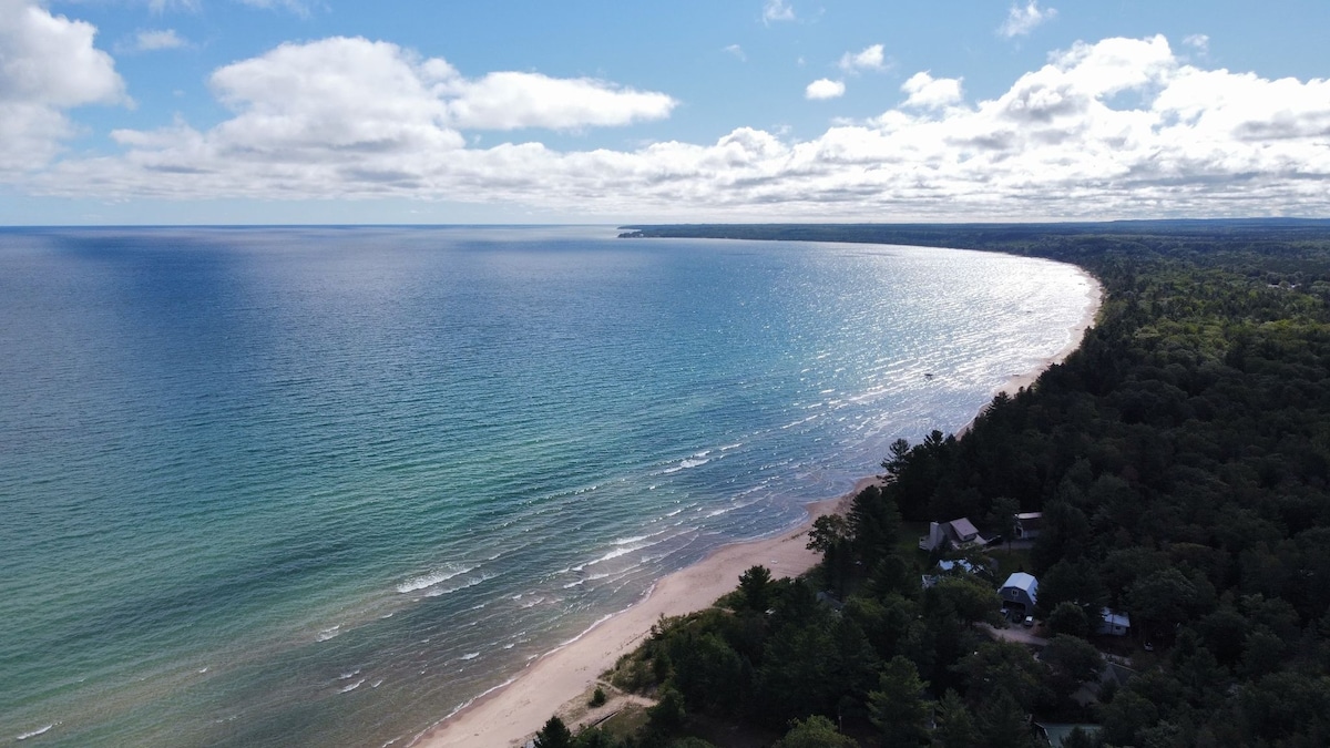 Cozy 2 Bedroom cottage on Lake Huron.