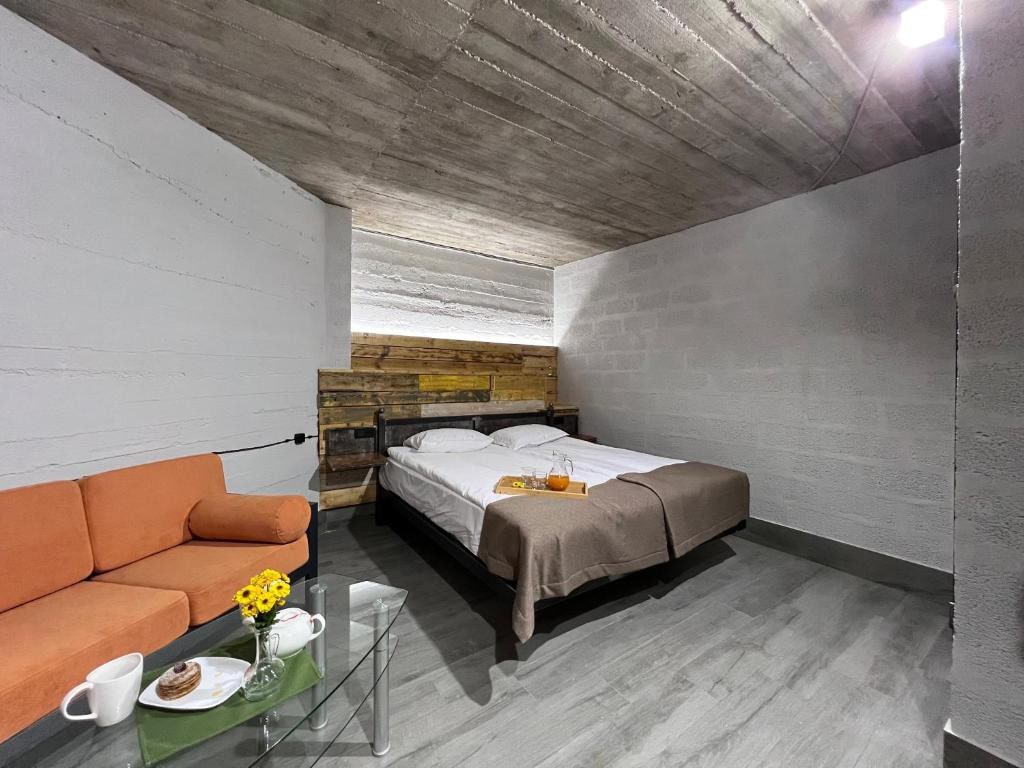 Honeymoon Suite in NorDar Hotel with Pool/Sauna AC