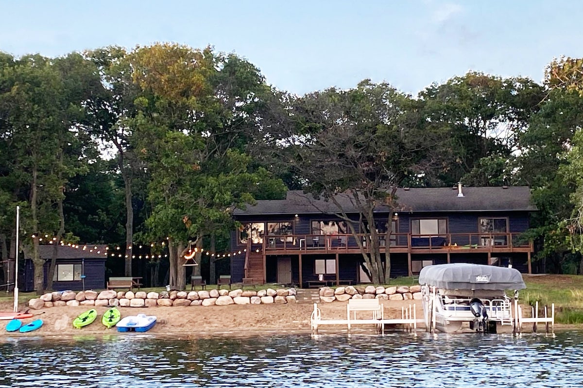 Spacious 6-bedroom cabin with great swimming beach