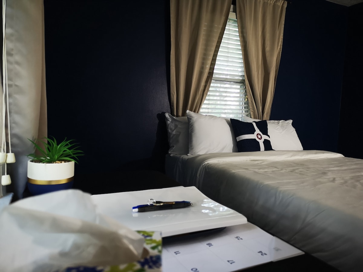 Luxurious Indy-themed room close to the highway
