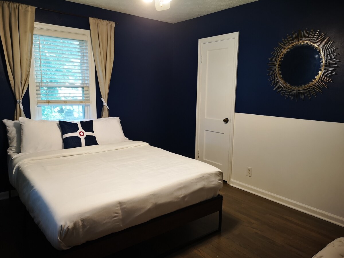 Luxurious Indy-themed room close to the highway