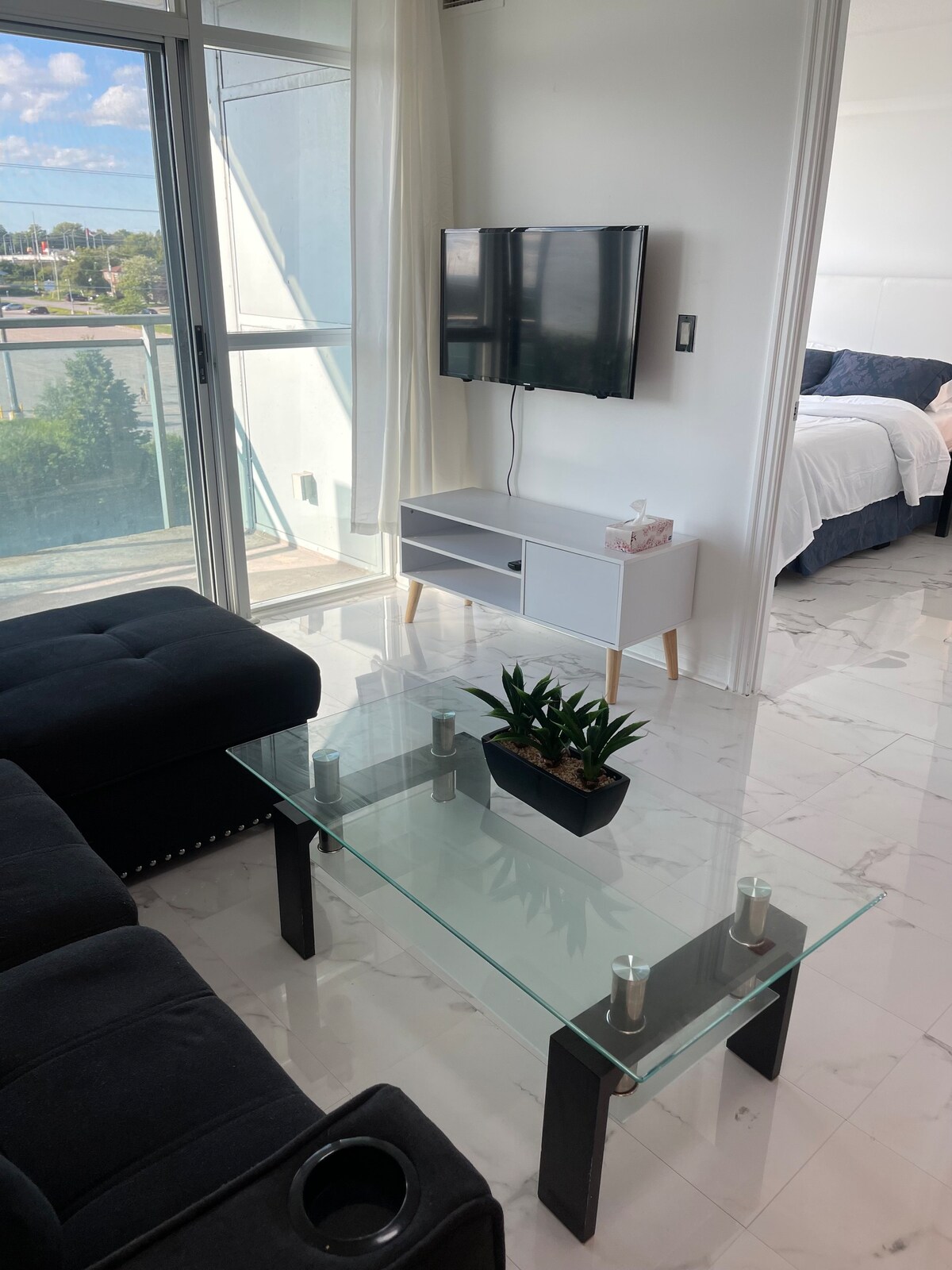 Lovely 1 bedroom unit with balcony. Sleeps 1-4