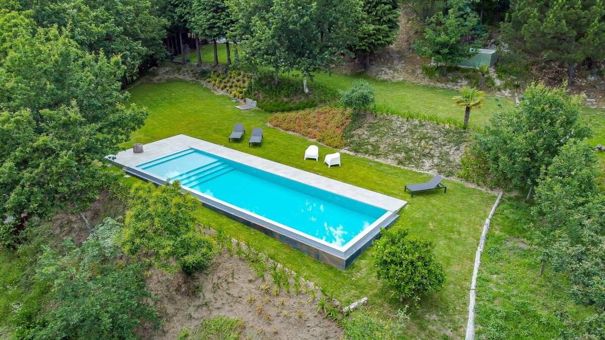 带泳池、空调和大花园的别墅。