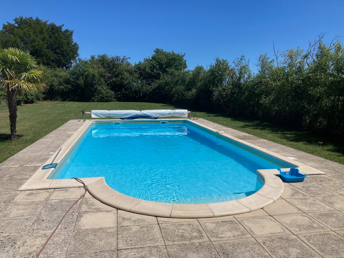 Les Canards - accommodation for 8 plus pool