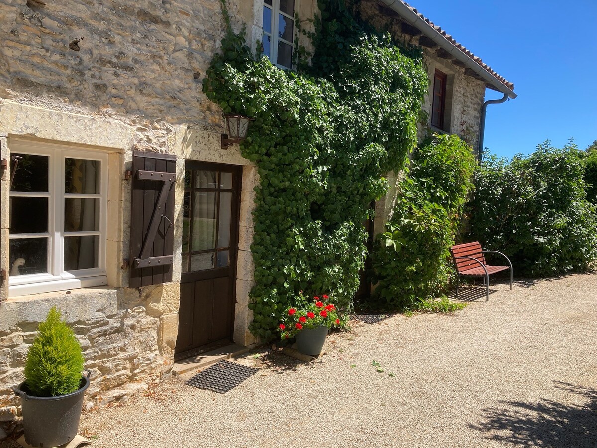 Les Canards - accommodation for 8 plus pool