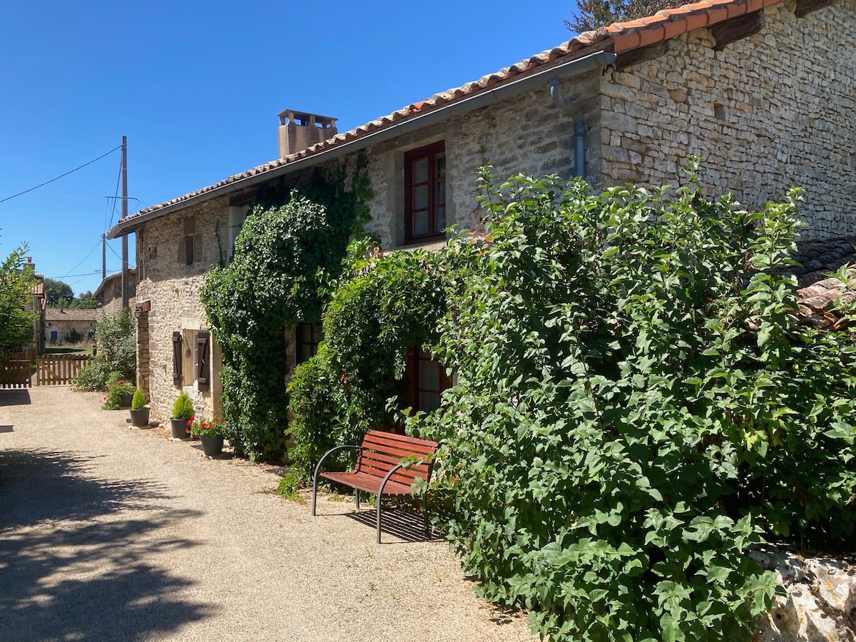 Les Canards - accommodation for 8 plus pool