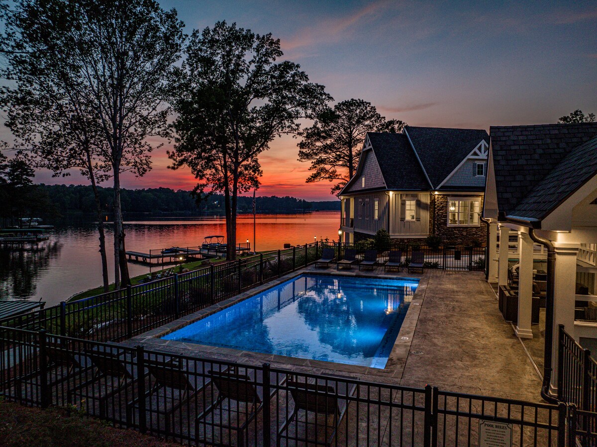 NEW Port Side with Heated Pool, Fire Pit + Kayaks!