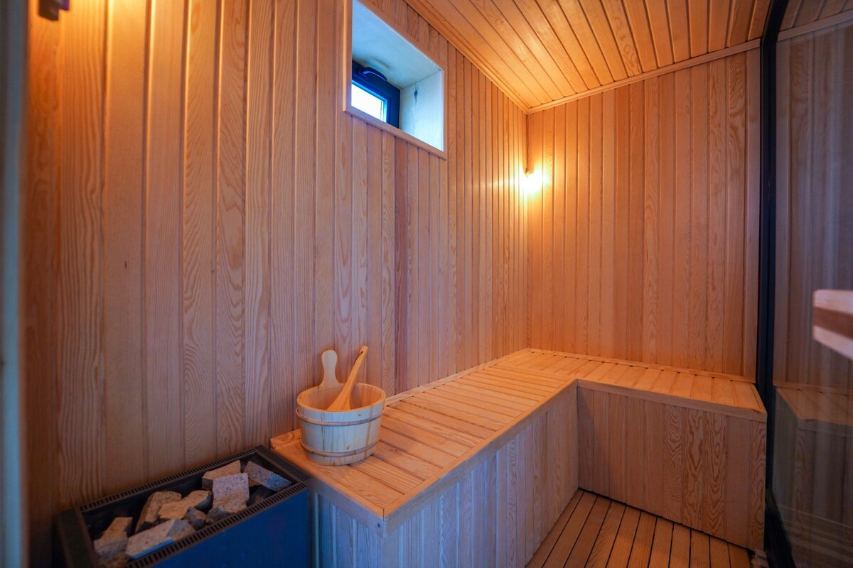2 Pool,sauna,T. bath,3jacuzzi,5 rooms, 6 bathrooms