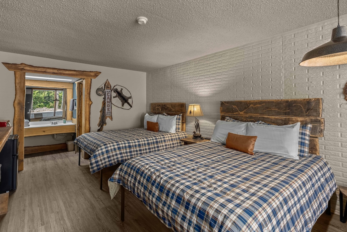 2 Queen Beds|Fast WIFI |50" TV |Salt Water Pool