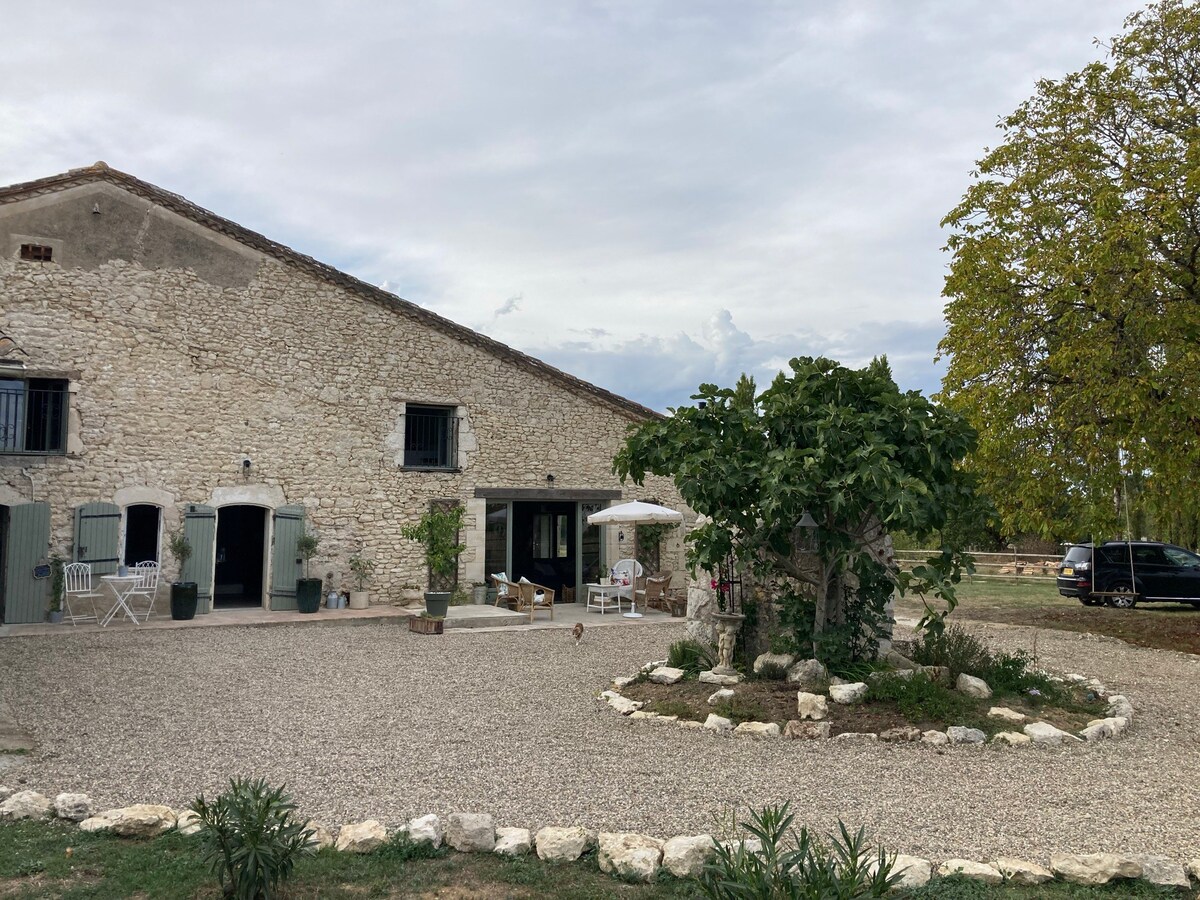 Stylish Farmhouse with pool, room and en-suite