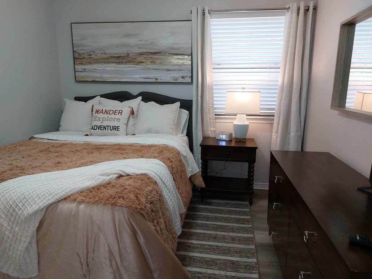 Beautiful 4/Bedroom- Quiet NBHD!