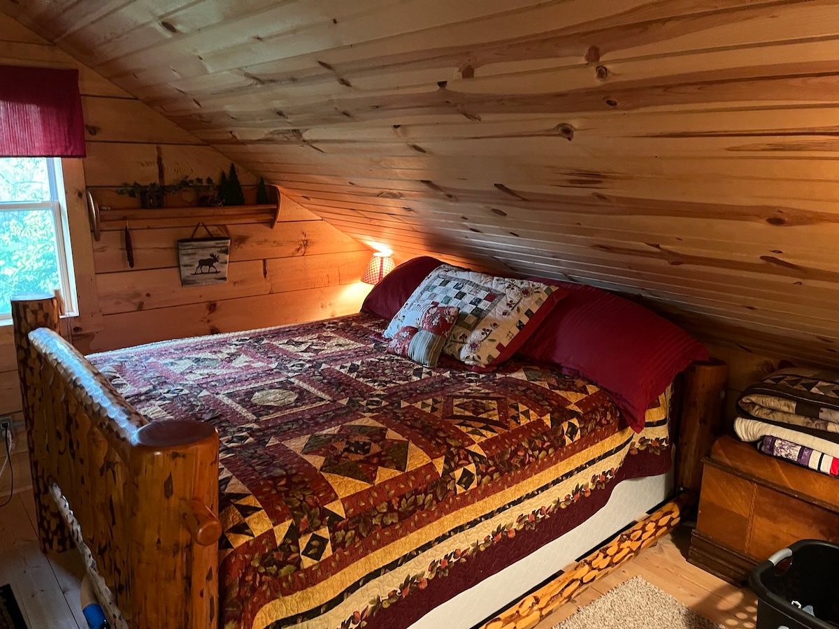 Modern log cabin with 2 bedrooms. Sleeps 6+