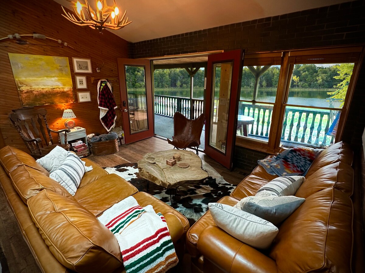 Cozy Log Cabin on private glacial spring lake