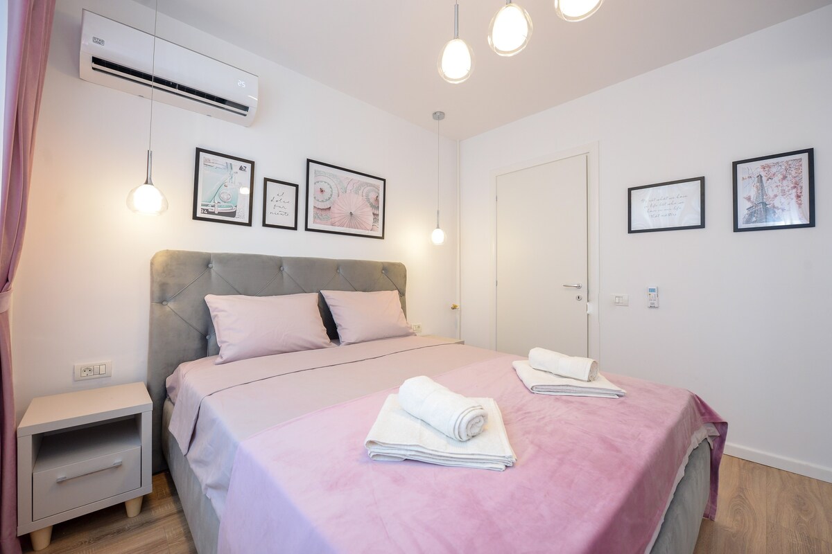 Deluxe-2 Bedrooms University Square-Netflix