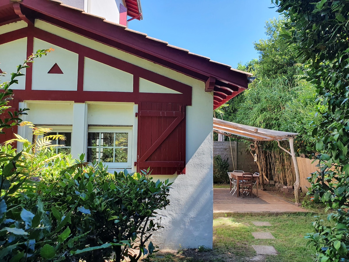 Grand studio refait à neuf avec terrasse au calme