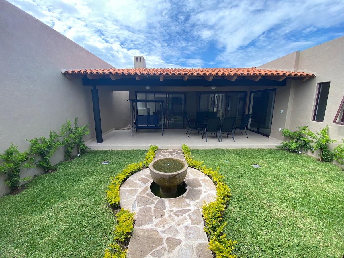 Villa acogedora con patio estilo hacienda.