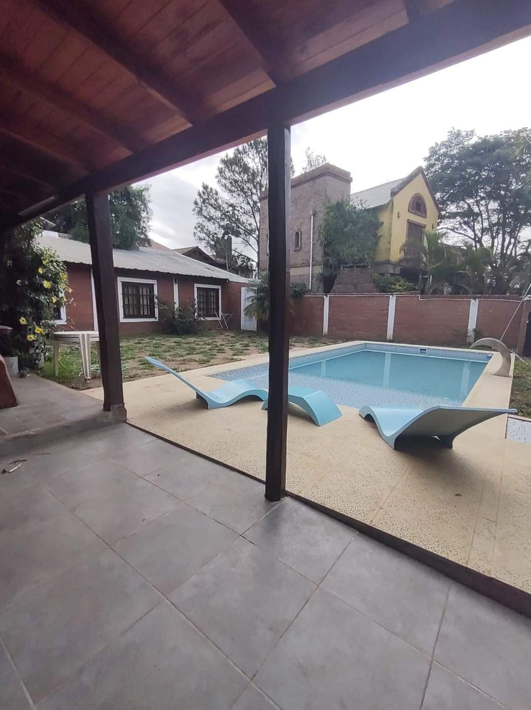 Los Portis Alojamento。带泳池的房子。
