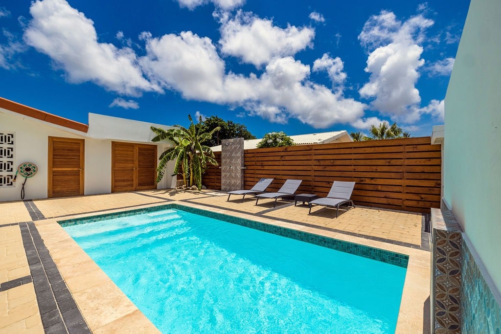 鹰海滩附近的全新4卧3卫别墅，带私人泳池