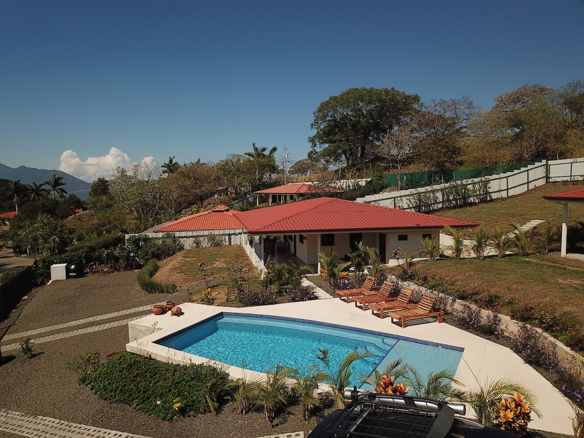 Modern 3-Bedroom Mountain Retreat, Saltwater Pool