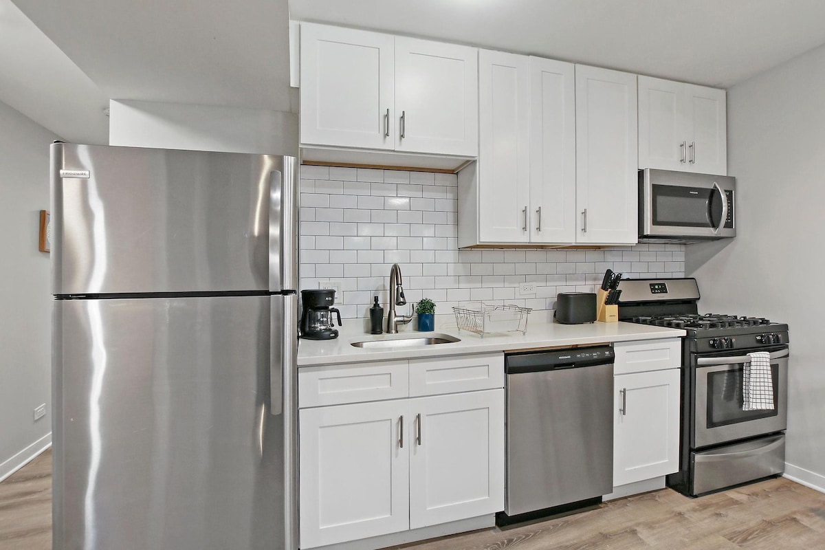 2BR/2BA Furnished Apt in Chicago - In-unit Laundry