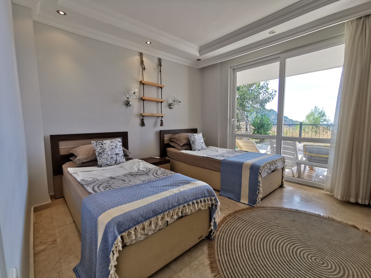 Lux 4 bed villa, Private Pool, Jacuzzi & Sea Views