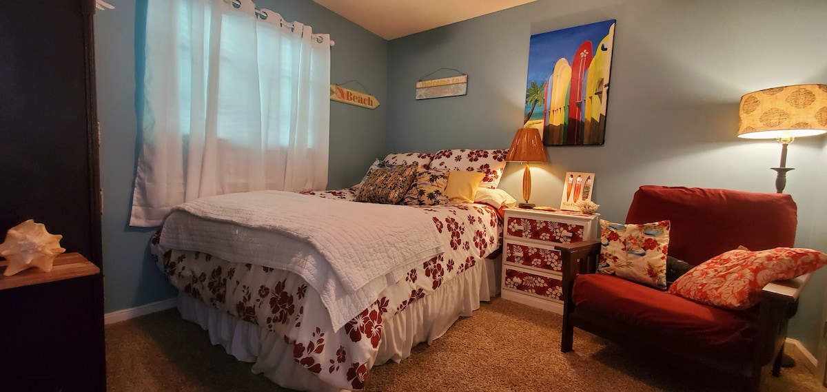 Cheerful private bedroom with a pool.