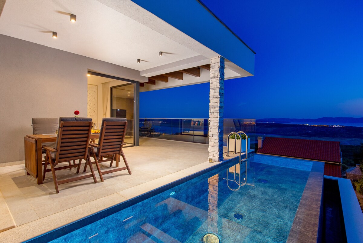 Modern luxury 2-bedroom villa with swimming pool
