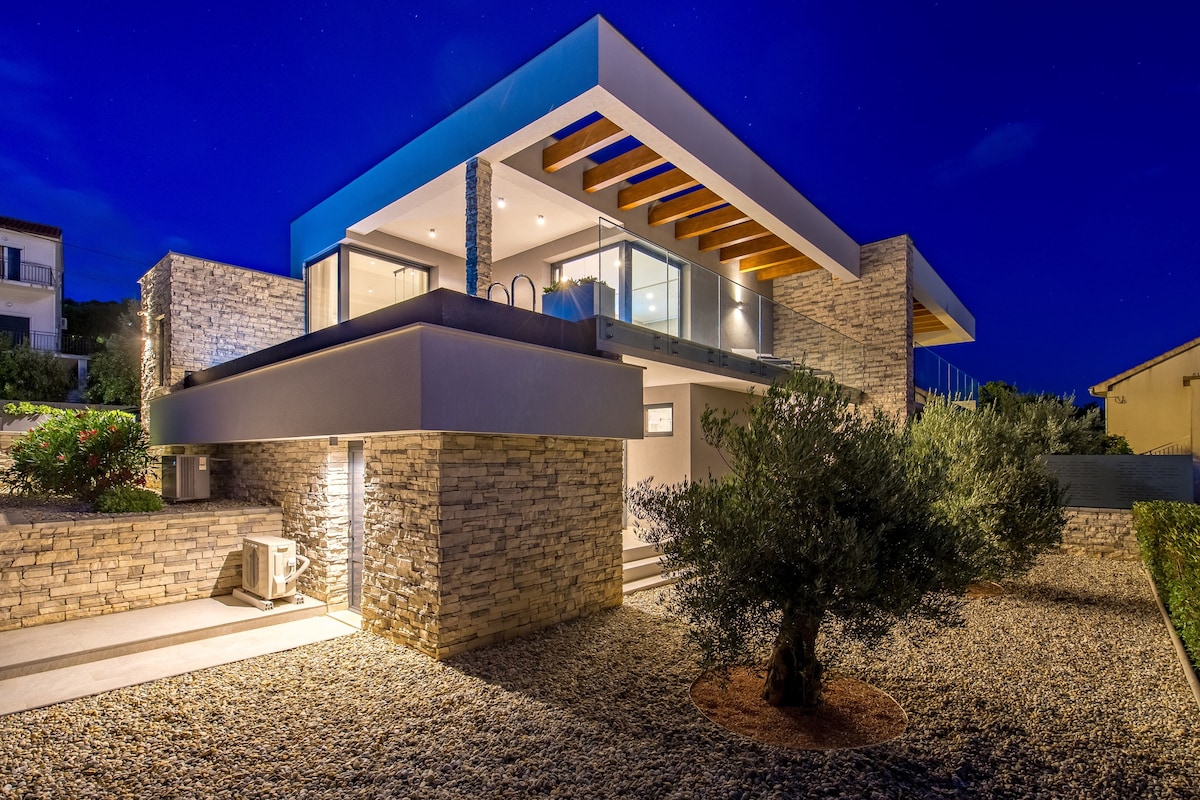 Modern luxury 2-bedroom villa with swimming pool